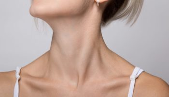 Темные пятна на шее: о каких болезнях говорит их появление